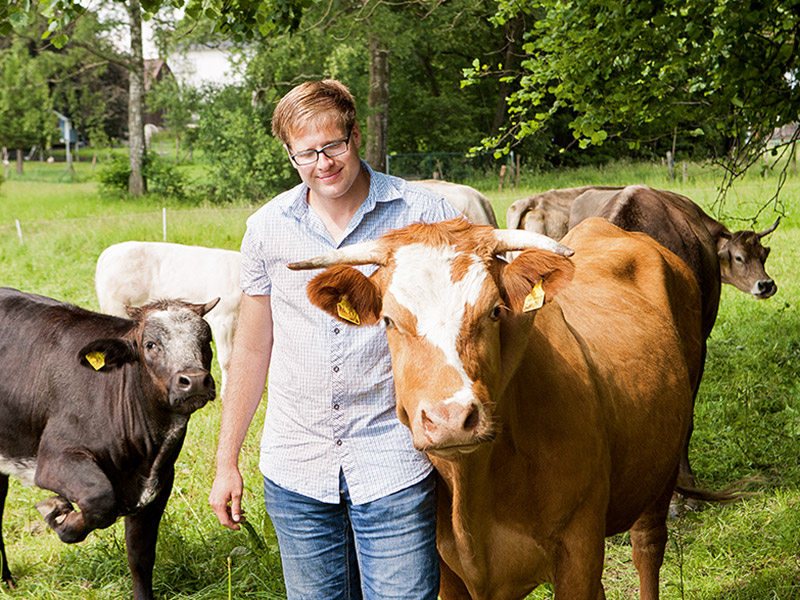 © Feneberg/Bio mit Gesicht Betriebsleiter auf Kuhweide