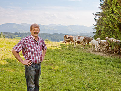 © Feneberg/Bio mit Gesicht Betriebsleiter mit Rinderherde