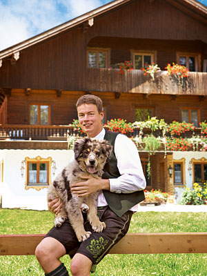 © Feneberg/Bio mit Gesicht Betriebsleiter mit Hund vor dem Hof