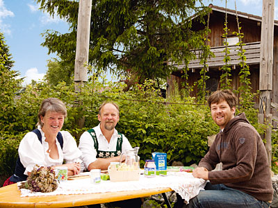 © Feneberg/Bio mit Gesicht Betriebsleiterehepaar mit Sohn