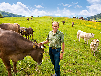 © Feneberg/Bio mit Gesicht Betriebsleiter bei Rindern auf Weide
