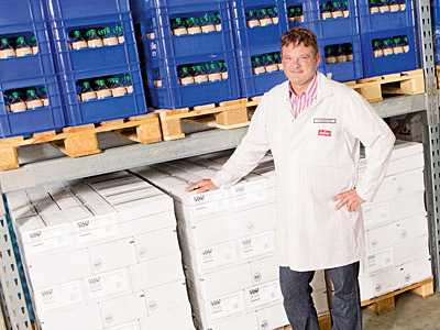 © Feneberg/Bio mit Gesicht Betriebsleiter in Lagerhalle