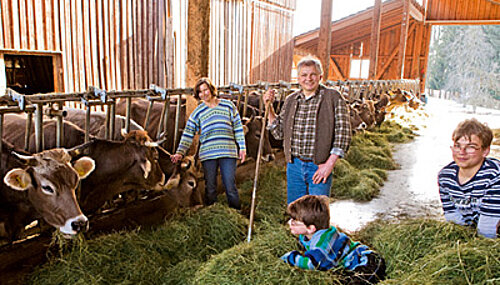 Betriebsleiter mit Familie im Stall