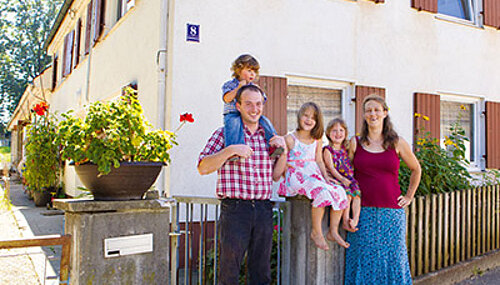 Familie vor Haus