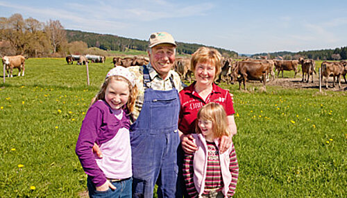 Familie mit Enkeln auf Weide